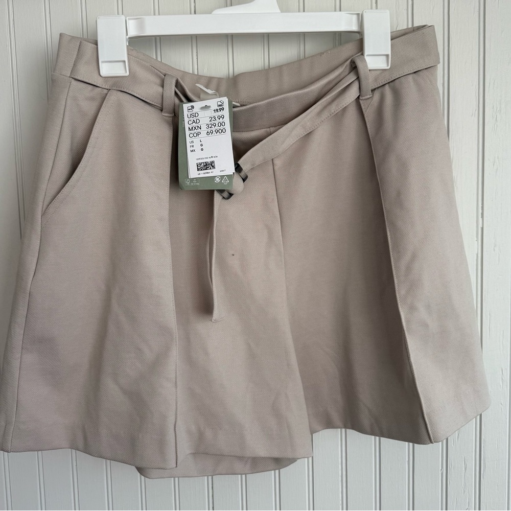 H&M Women's Tan Pull On Shorts Size L